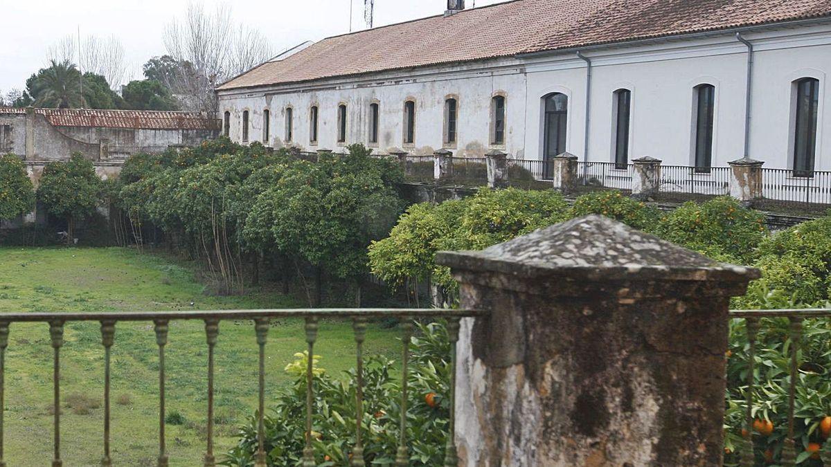 Imagen del patio de la farmacia militar.