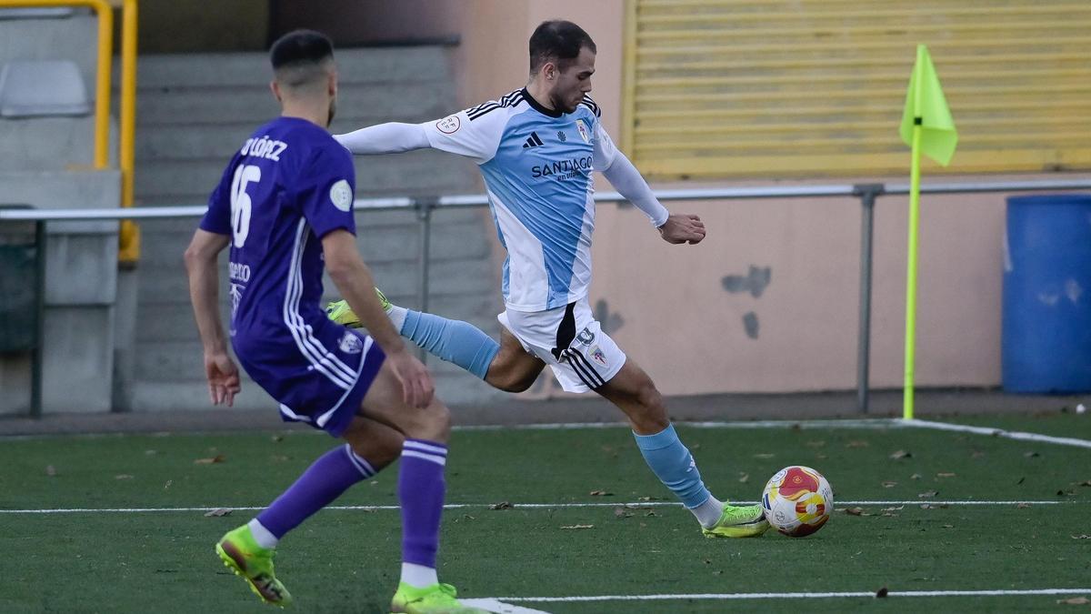 Maceira a punto de golpear el esférico