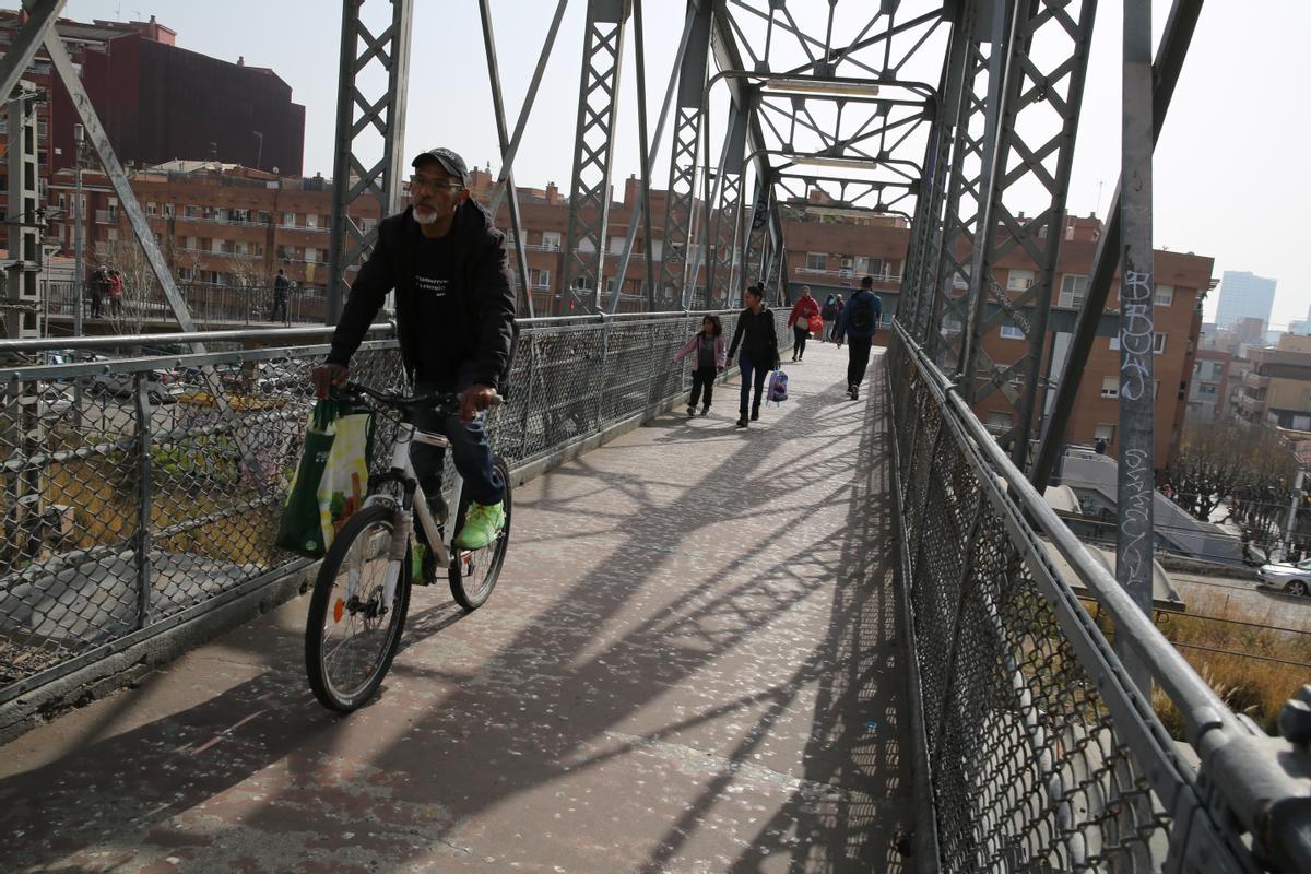 El histórico Pont den Jordà o Pont de la Torrassa de LHospitalet de Llobregat. Estado del puente y la degradación de sus alrededores