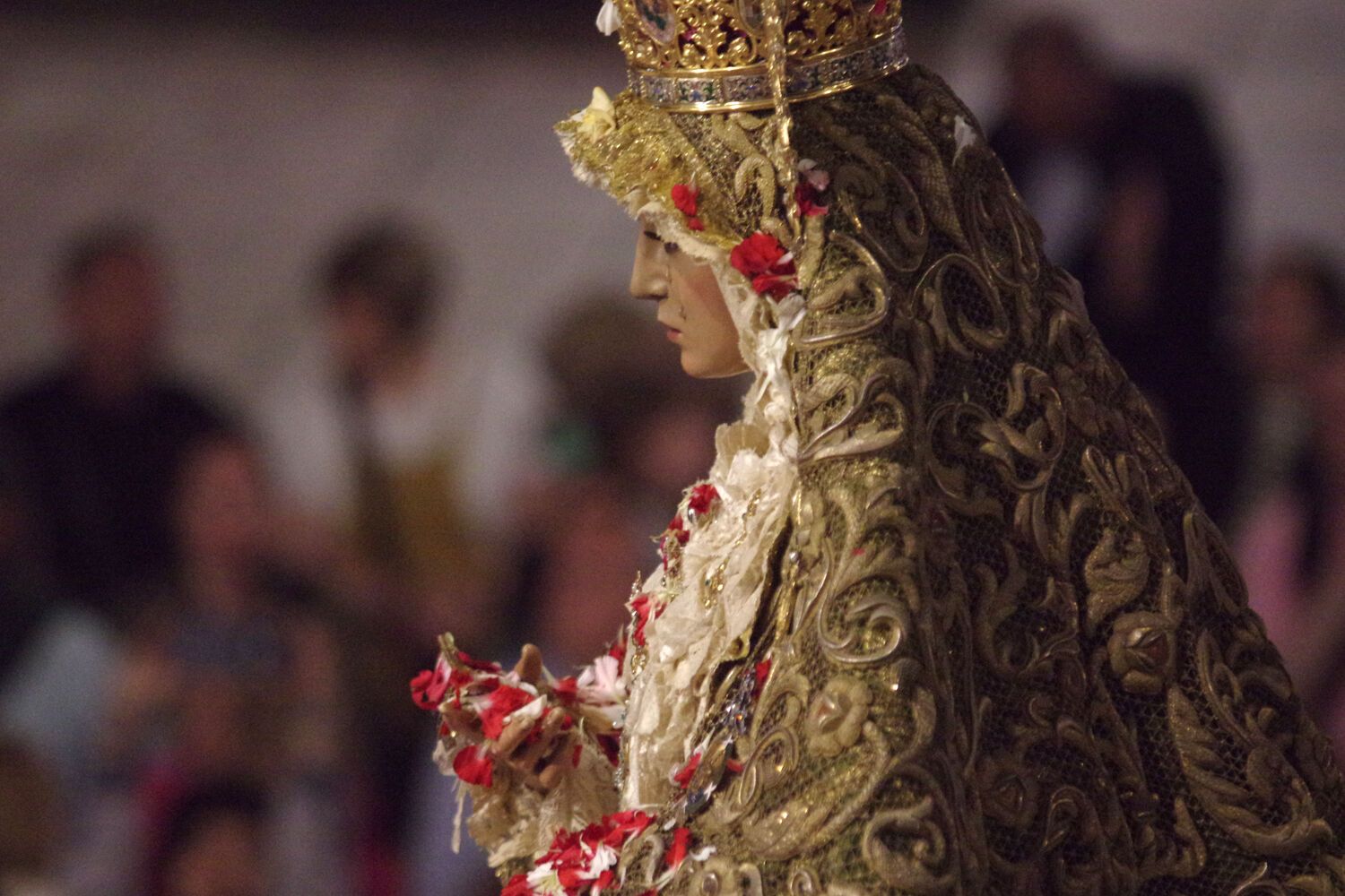 Procesión triunfal de regreso de la Virgen de la Esperanza a su basílica tras su peregrinación a Roma
