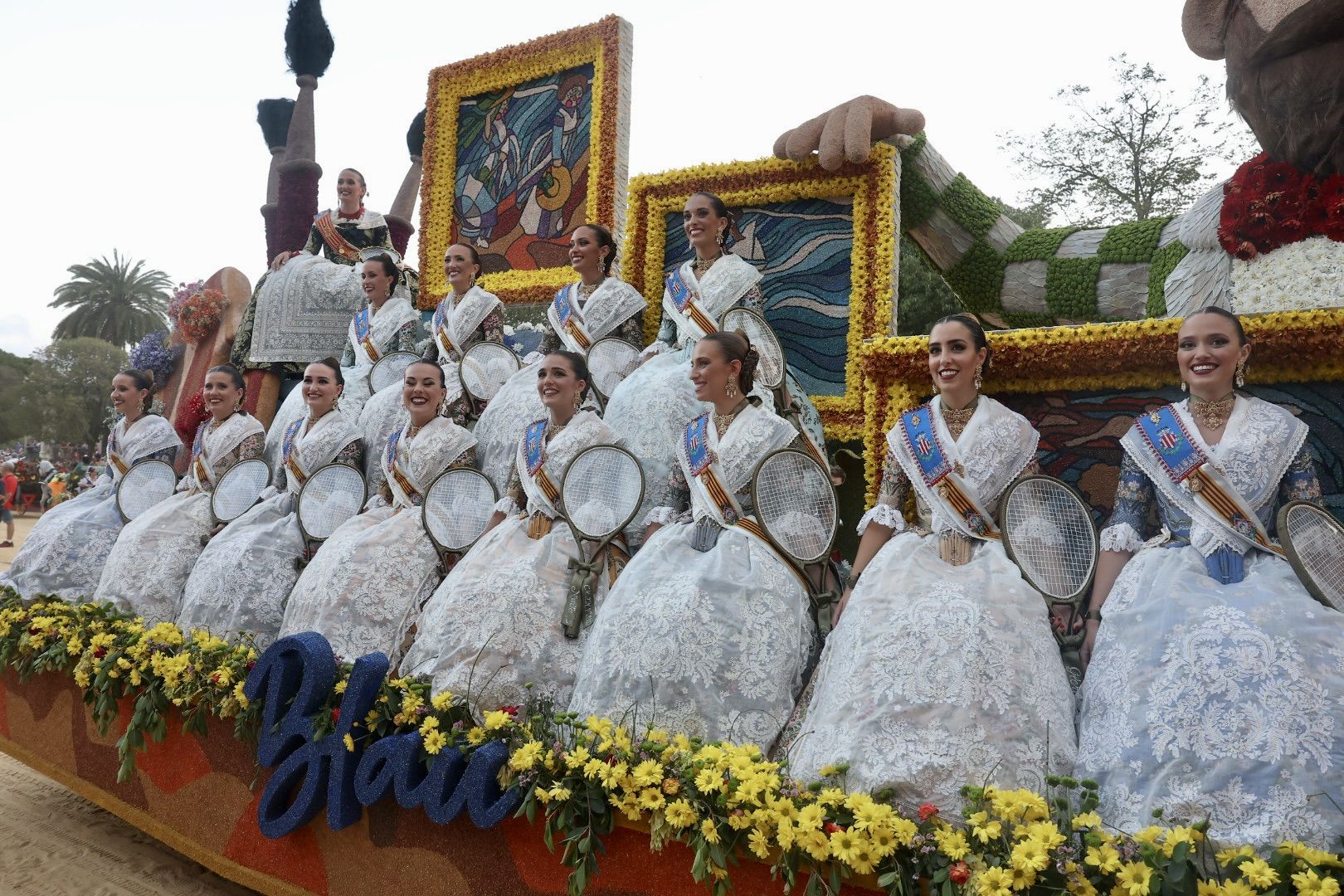 La Batalla de Flores reúne a las falleras de 2022 y 2023