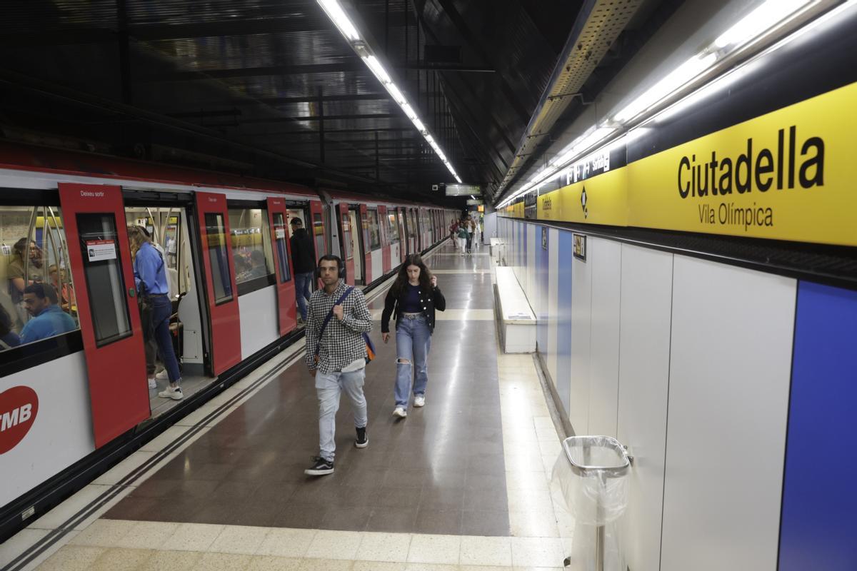 Els talls a l’L4 de metro i la T4 del tramvia alteren aquest estiu l’accés a les platges de Barcelona