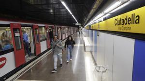 Pasajeros en la estación de la Línea 4 de metro de Ciutadella/Vila Olímpica, en Barcelona.