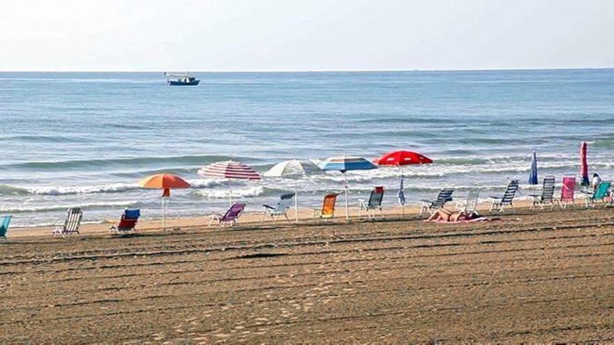 Sombrillas y hamacas en la playa de Alcossebre.