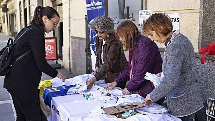 Venta de camisetas de Manos Unidas de Zamora.