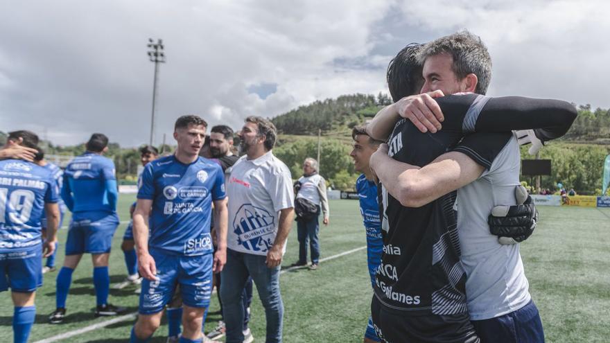 Raúl Marqueta y el entrenador, Rubén Domínguez, abrazándose tras rubricar el ascenso. |  // ALAN PÉREZ