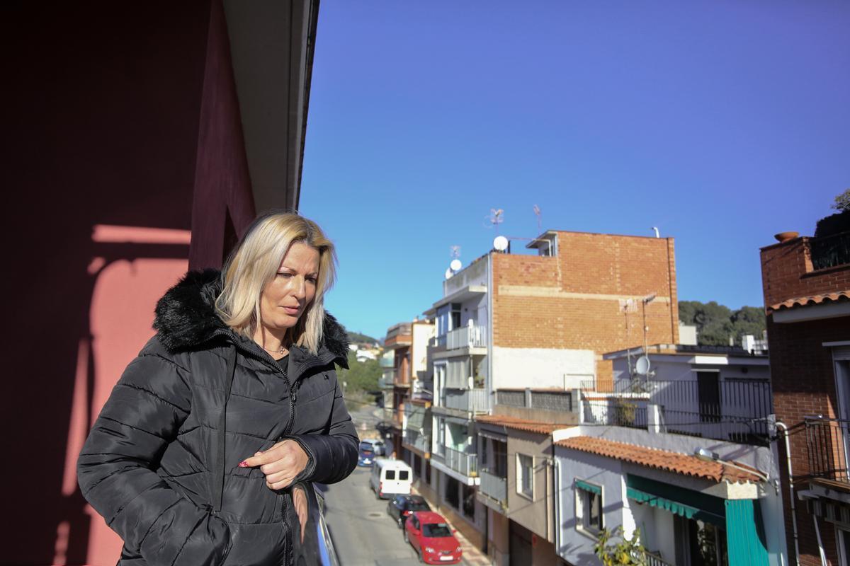 Rosa Cañameras, al balcó de l'habitatge.