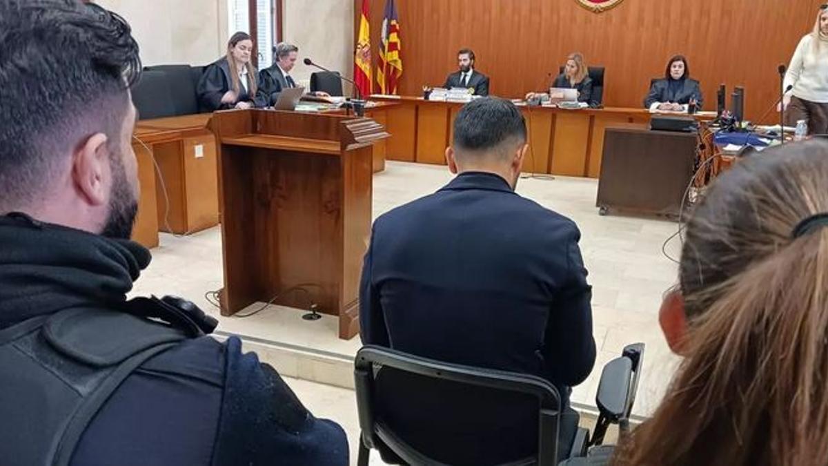 Der Angeklagte muss sich wegen mutmaßlicher Vergewaltigung vor Gericht auf Mallorca verantworten.