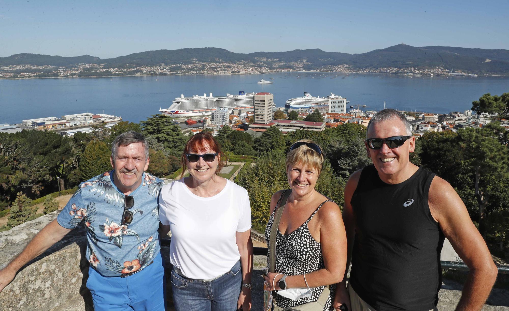 Miles de cruceristas desembarcan en Vigo