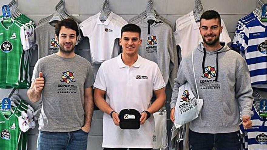 Presentación, ayer por la mañana en la tienda Macron, del &#039;merchandising&#039; oficial de la Copa con David Torres, Martín Rodríguez y Carles Grau.