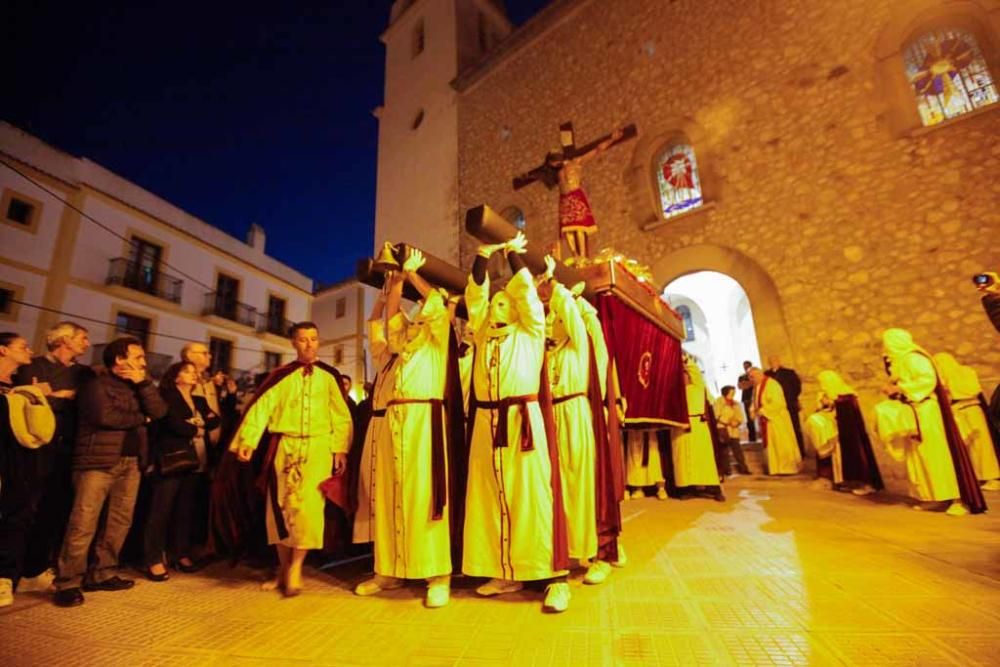 La cofradía de nuestra señora de la piedad de Sant Elm condujo la procesión del Santísimo Cristo de la Sangre