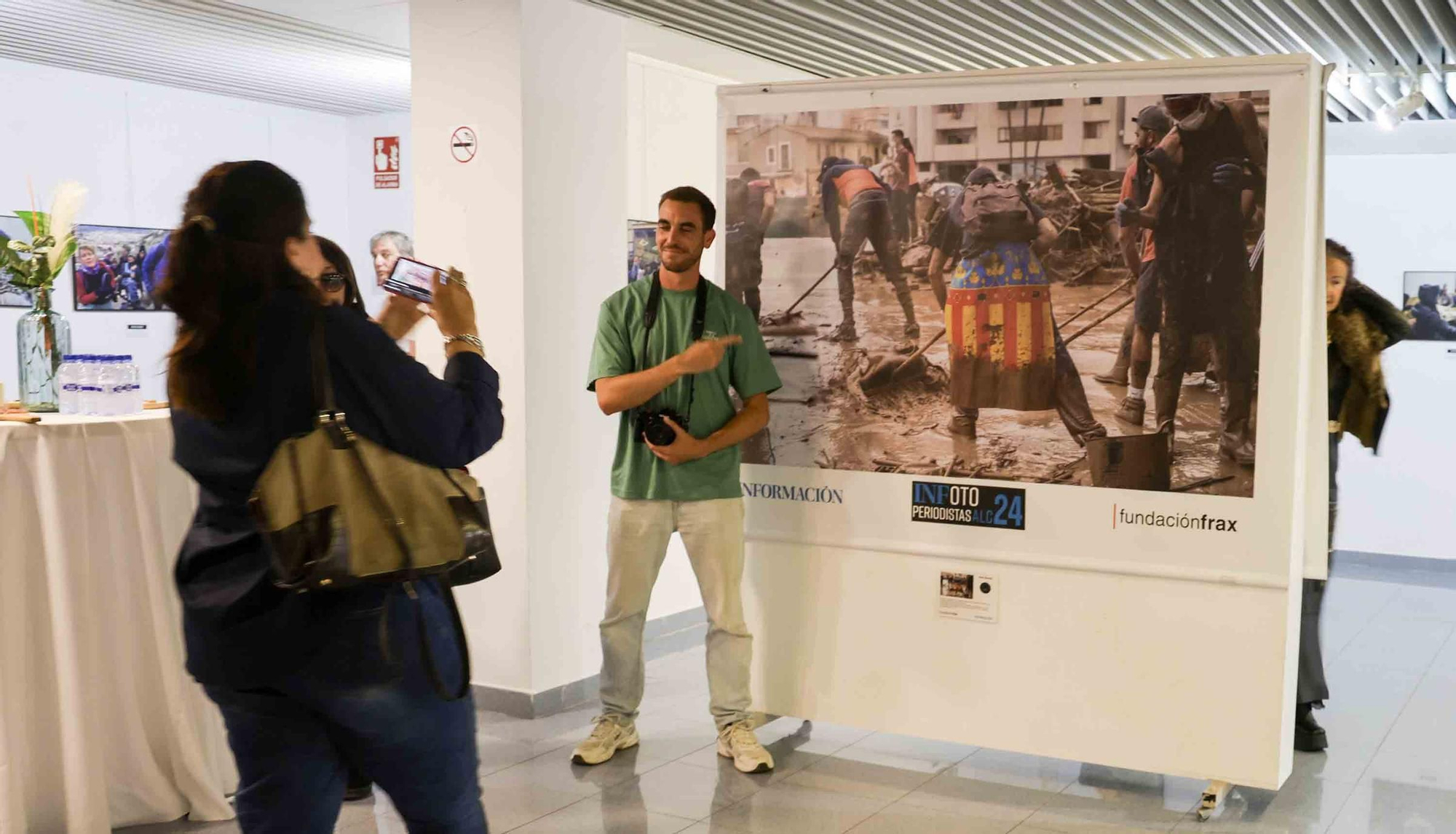 lleno total en la inauguración de INFotoperiodistas 2024,. un año de fotografía de prensa en Alicante