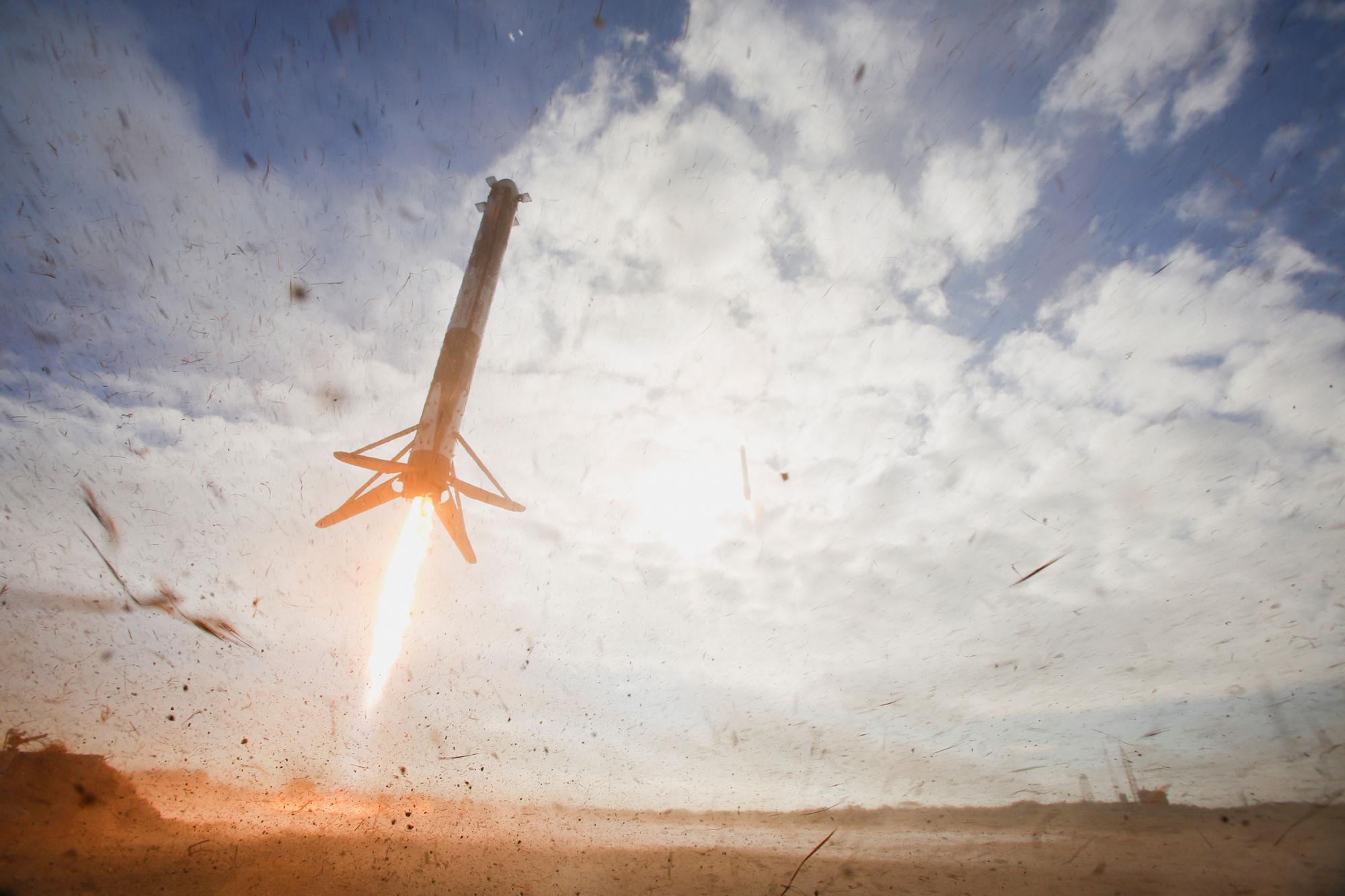 El cohete Falcon, encargado de poner en órbita el nanosatélite Minairó, durante una misión espacial.