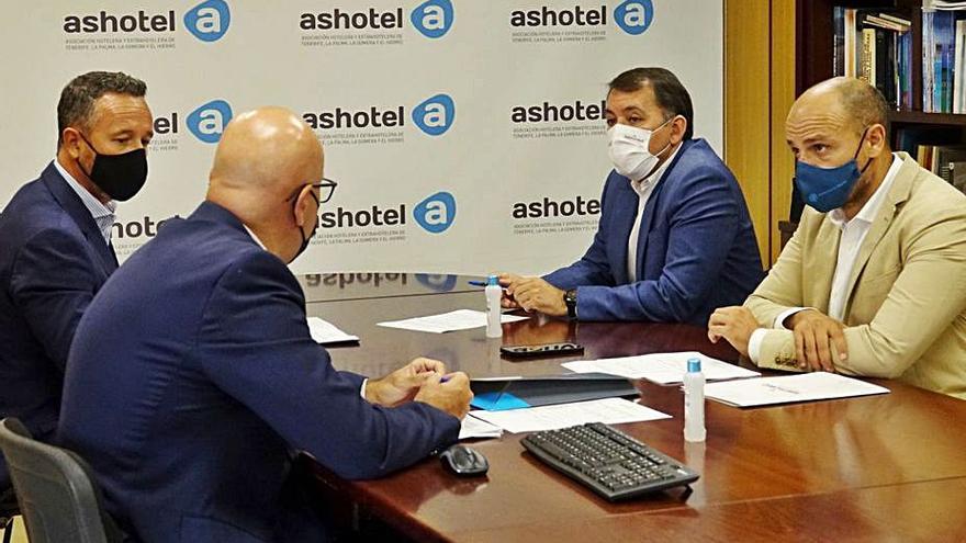 Reunión de representantes del Ayuntamiento y de Ashotel. | | E.D.