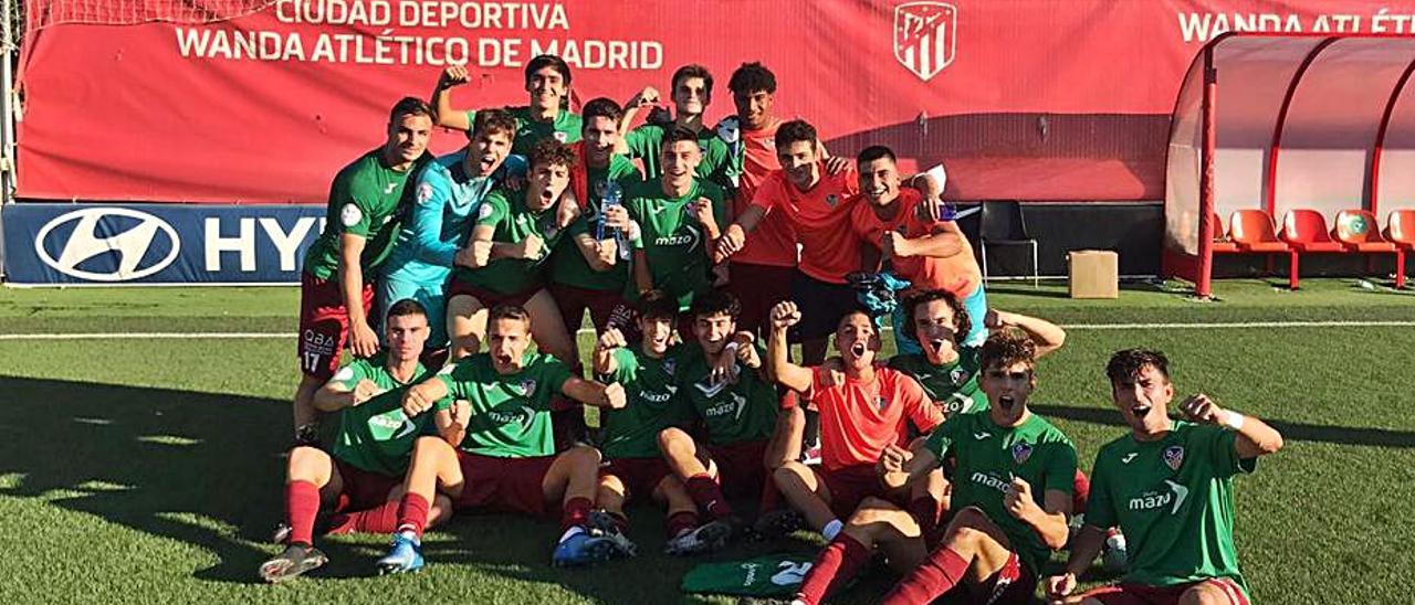 Los jóvenes alziristas celebran el triunfo ante los colchoneros. | LEVANTE-EMV