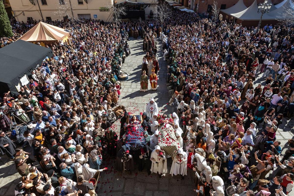 Plaza abarrotada para despedir a Isabel y Diego.