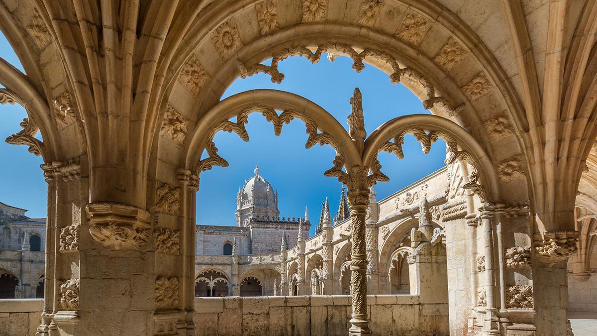 Claustro del monasterio de los Jerónimos, en Belém, uno de los grandes monumentos ligados a la era de los viajes marítimos portugueses.