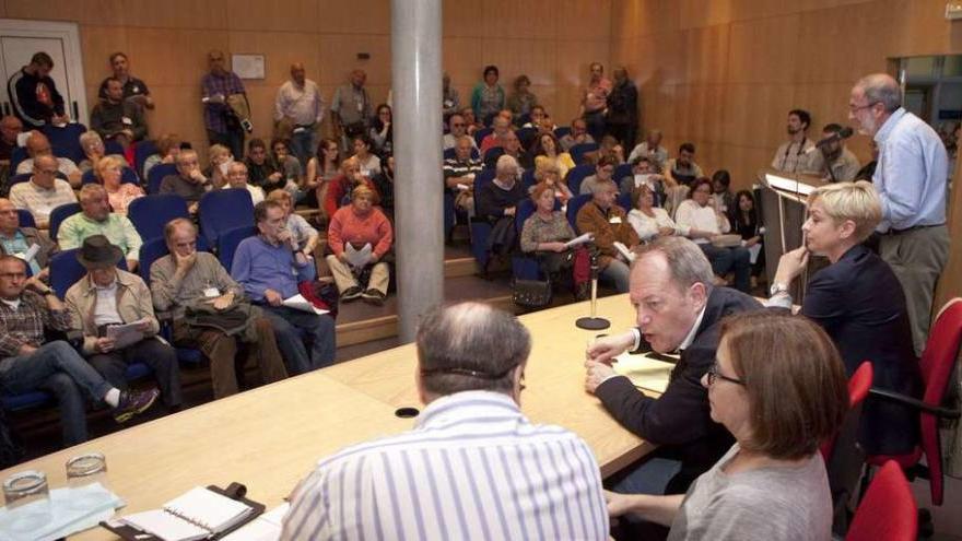 En primer término, por la izquierda, José Ramón Tomás (de espaldas), Ana Castaño, Aurelio Martín y Libertad González, con el simpatizante Sixto Armán de pie interviniendo ante la asamblea de IU, ayer en la sede de la EMA. juan plaza