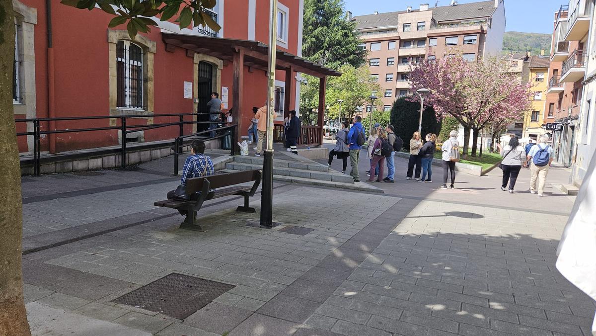 Un grupo de vecinos, haciando cola para ser atendidos en el Ayuntamiento.
