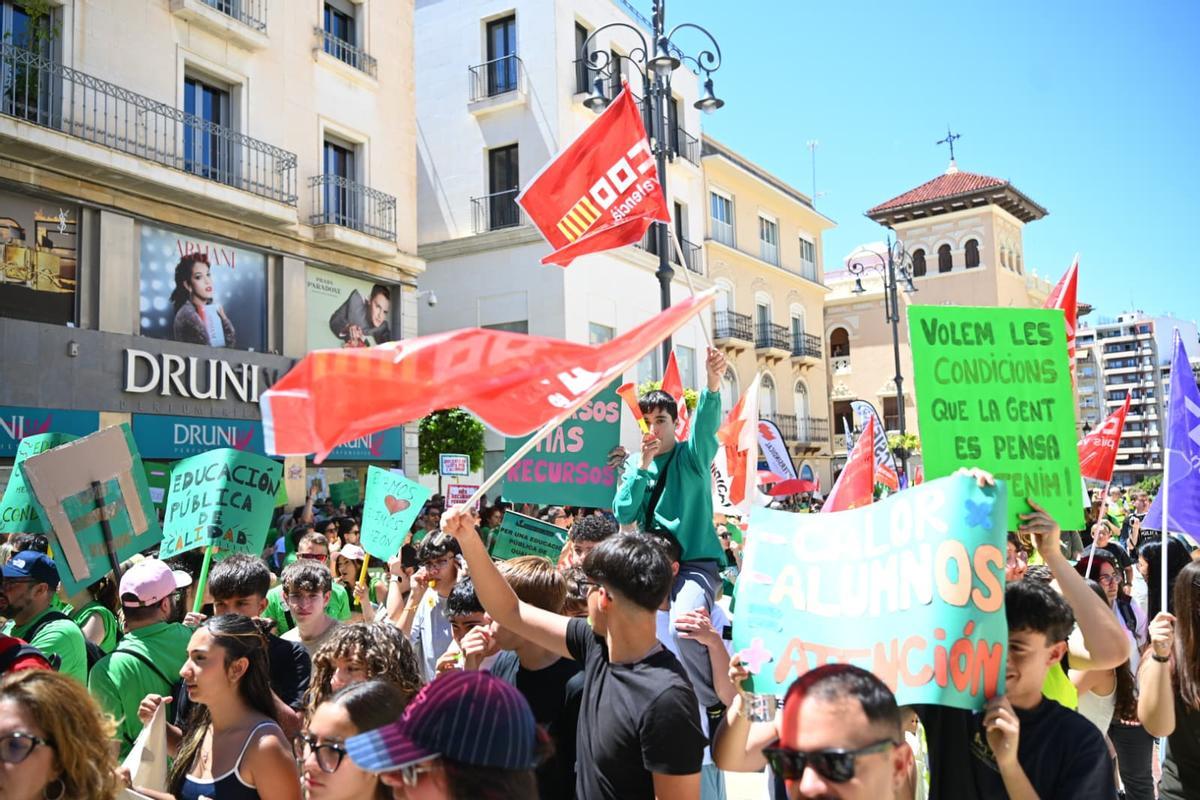 La manifestación de profesores por la huelga educativa llena las calles de Elche