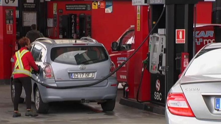 Empiezan las vacaciones con los carburantes más baratos desde 2010