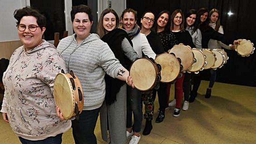 O grupo de pandereteiras de Xacarandaina, esta semana nun ensaio.