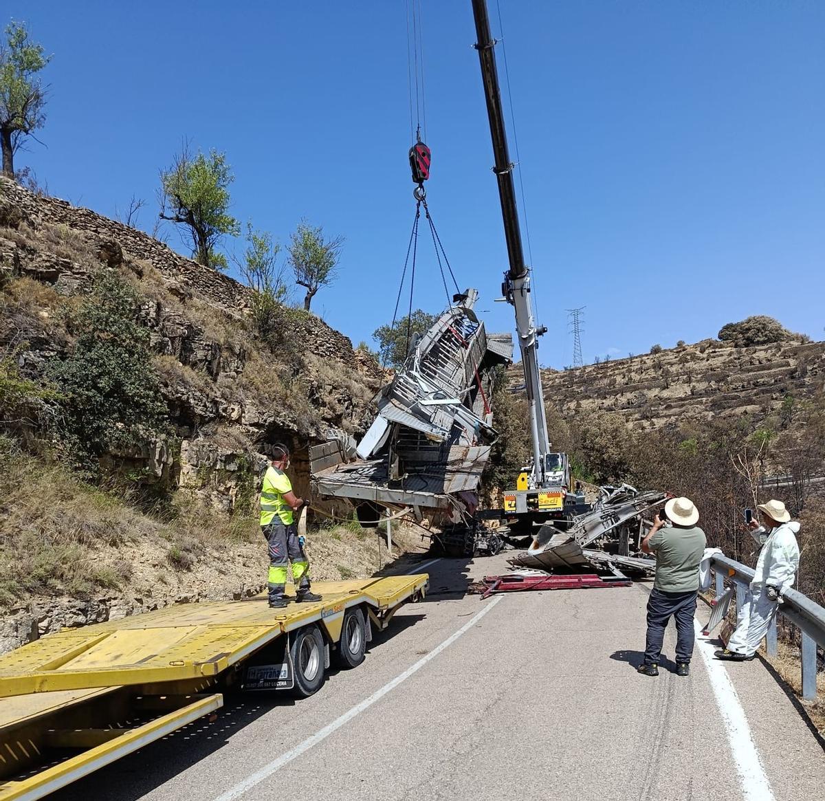 Las labores de retirada del camión accidentado en Forcall se han efectuado en condiciones estrictas de seguridad.