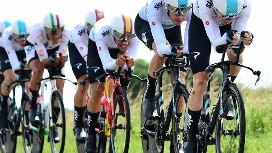 El Sky gana la crontrarreloj y Kwiatkowski recupera el liderato