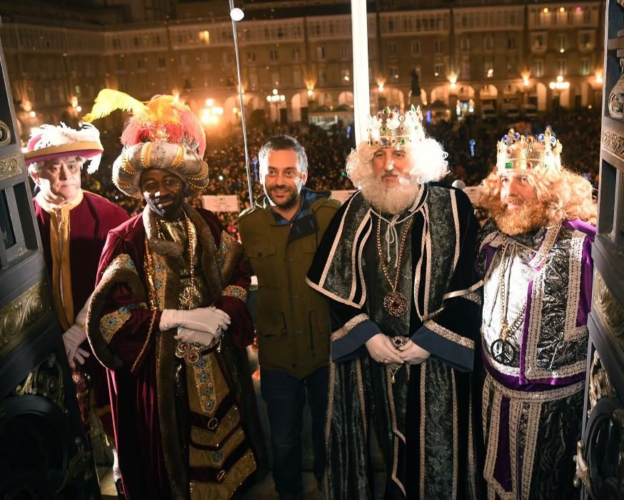 Los Reyes Magos recorren la ciudad desde O Castrillón hasta la plaza de María Pita.