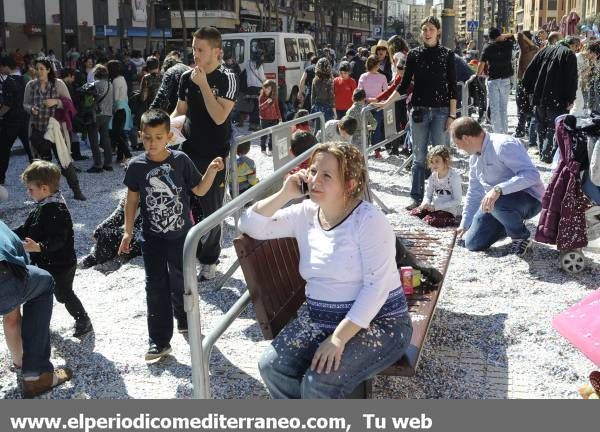 GALERÍA DE FOTOS - El Coso Multicolor inunda de confeti Castellón