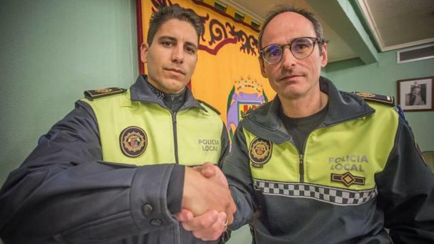 El jefe de Policía de Granja-Cox, Daniel Monera, se estrecha la mano con el adjunto al jefe operativo, Víctor Monzó.