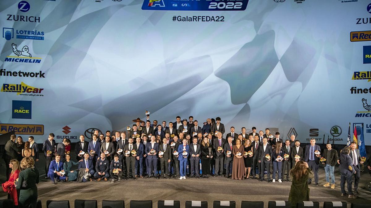 Foto de familia de los premiados en la Gala de Campeones 2022 de la RFEDA