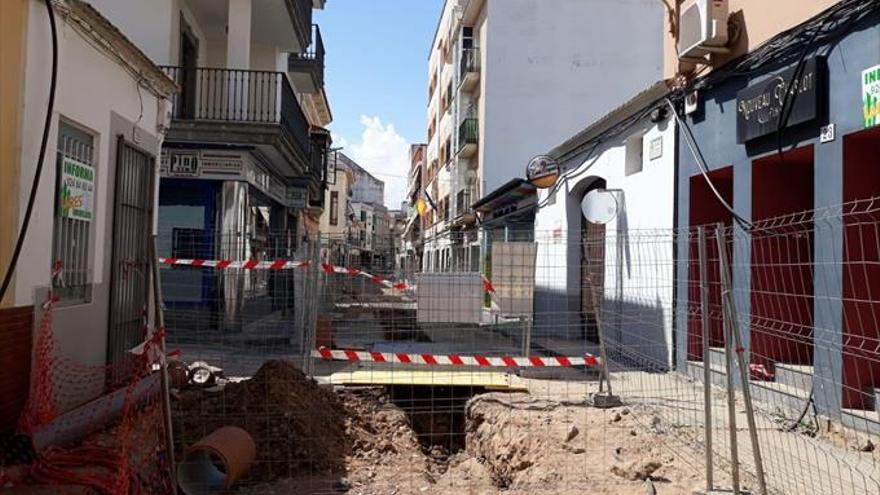 La calle López de Ayala, totalmente levantada