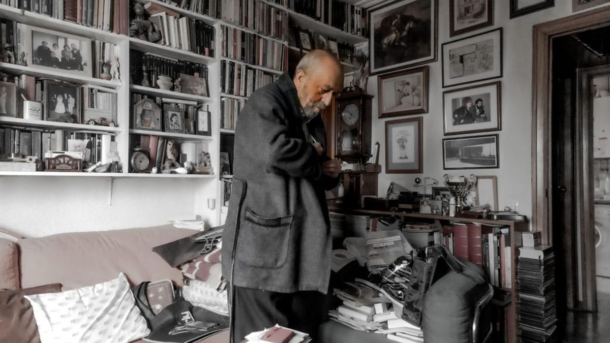 Antonio Robles, entre libros en su casa.