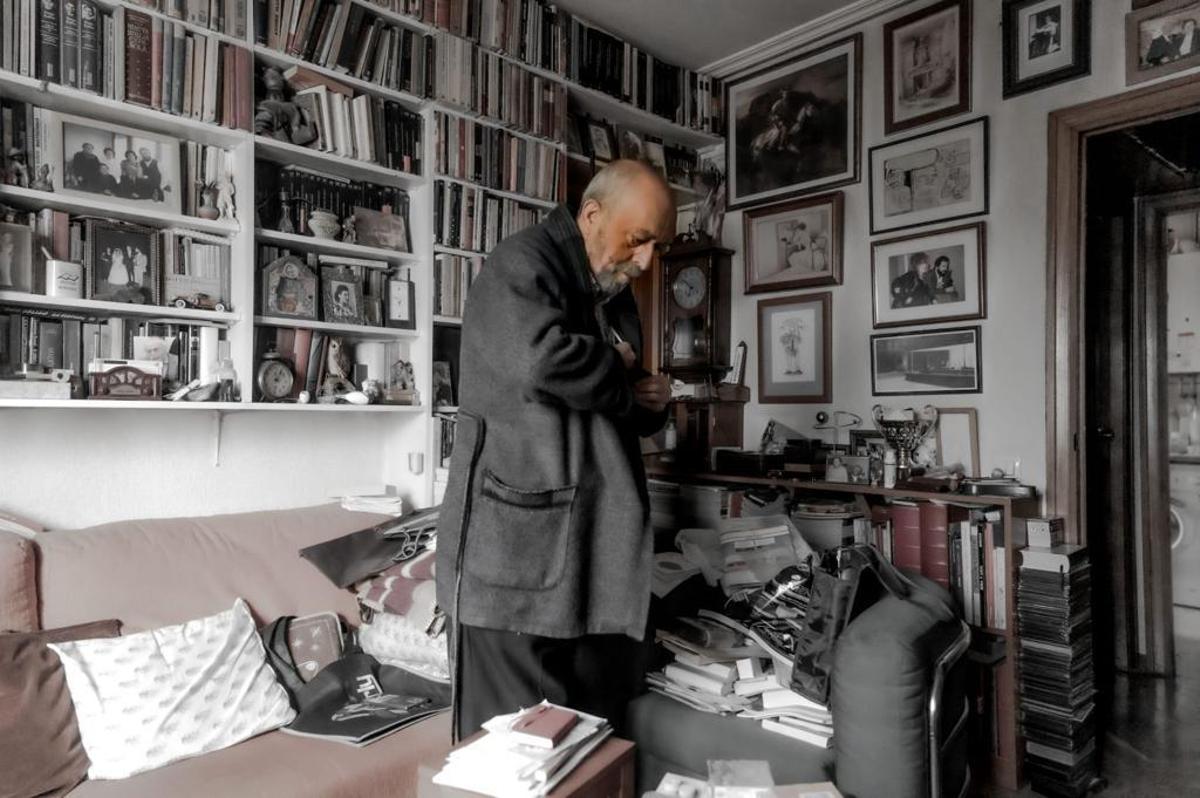 Antonio Robles, entre libros en su casa.
