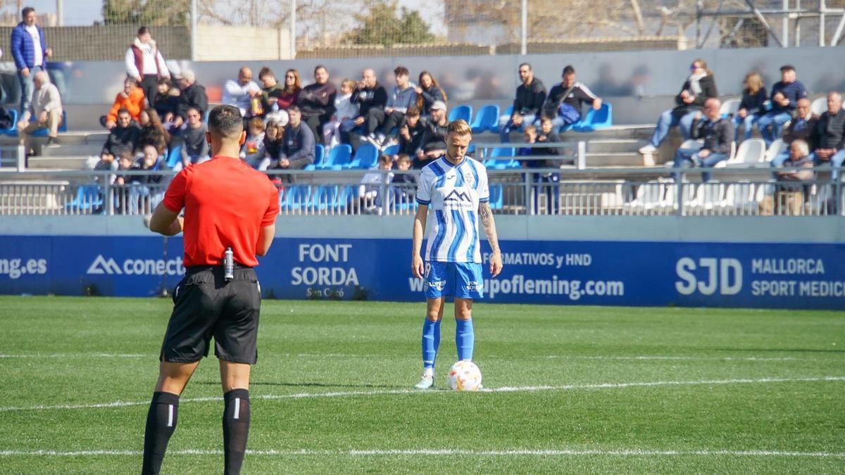 Víctor Narro se prepara para sacar el balón desde el centro del campo.