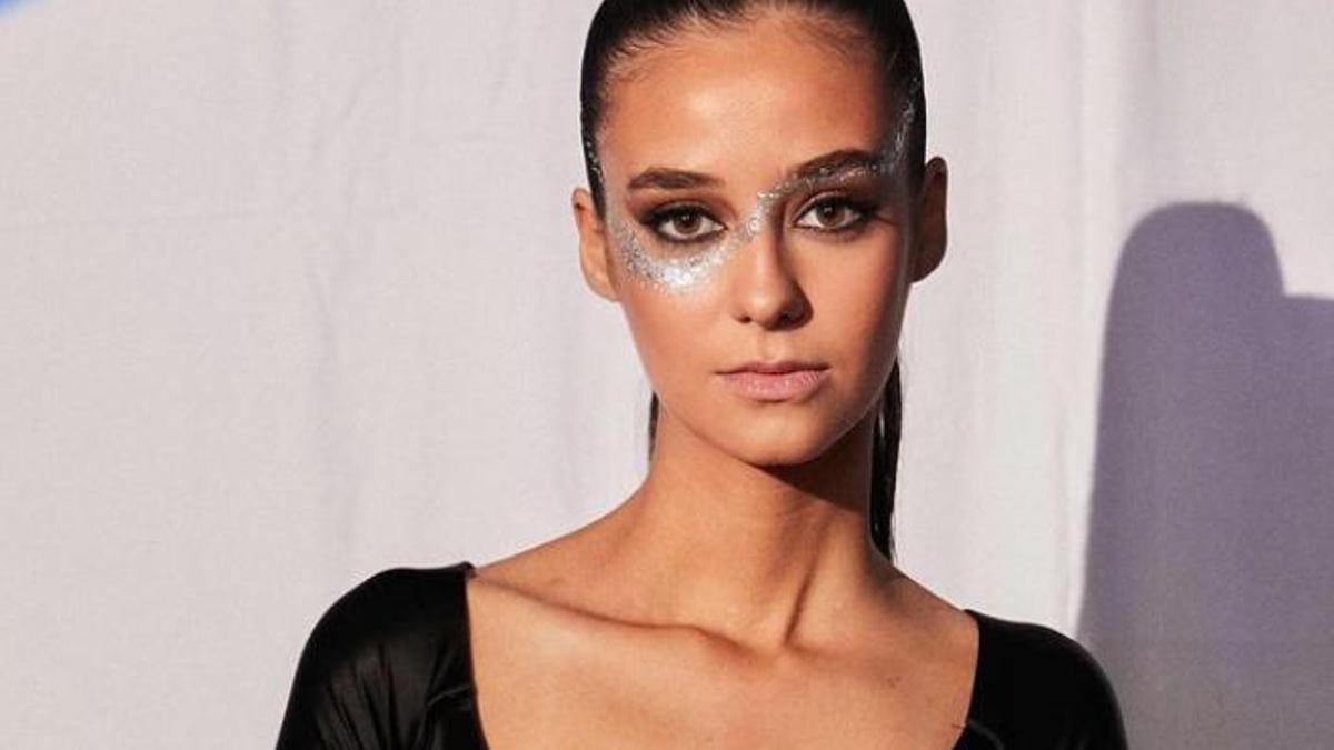 Federica: maquillaje brillante y el mono negro que sienta en look más galáctico - Woman