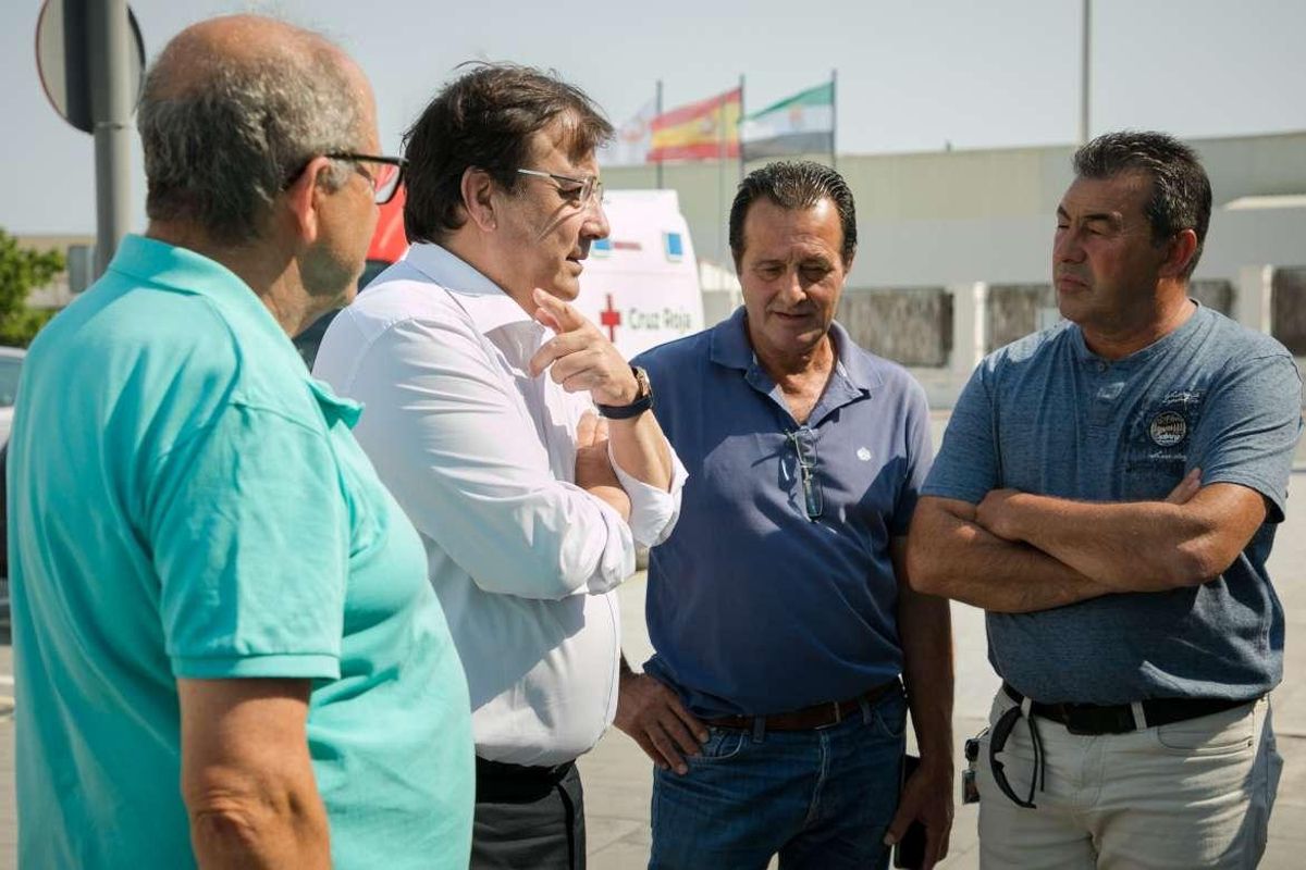 Vara, este viernes con los alcaldes de Jaraicejo y Almaraz, y el director general de Política Forestal, Pedro Muñoz, ayer.