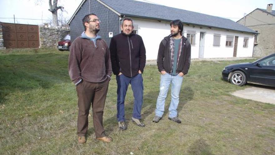 De izquierda a derecha, Eduardo y Jaime observan una casa típica de la zona.