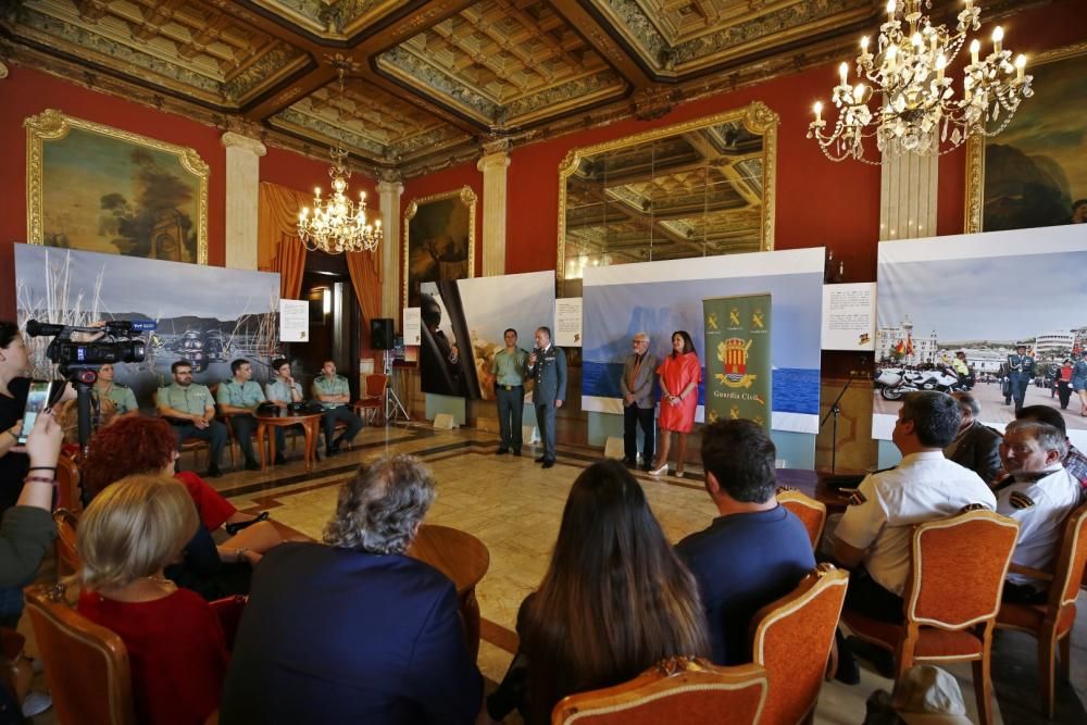 La Sociedad Casino de Torrevieja acoge hasta el lunes una exposición fotográfica de Manuel Lorenzo con motivo del 175 aniversario de la Guardia Civil. La inauguración el martes estuvo precedida por un