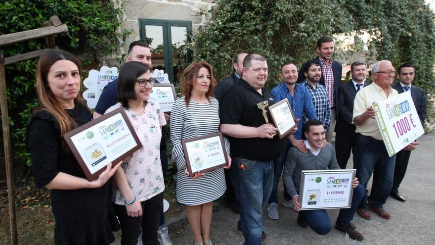 Premiados posan con las autoridades en el acto de entrega celebrado en la Casa da Pastora.