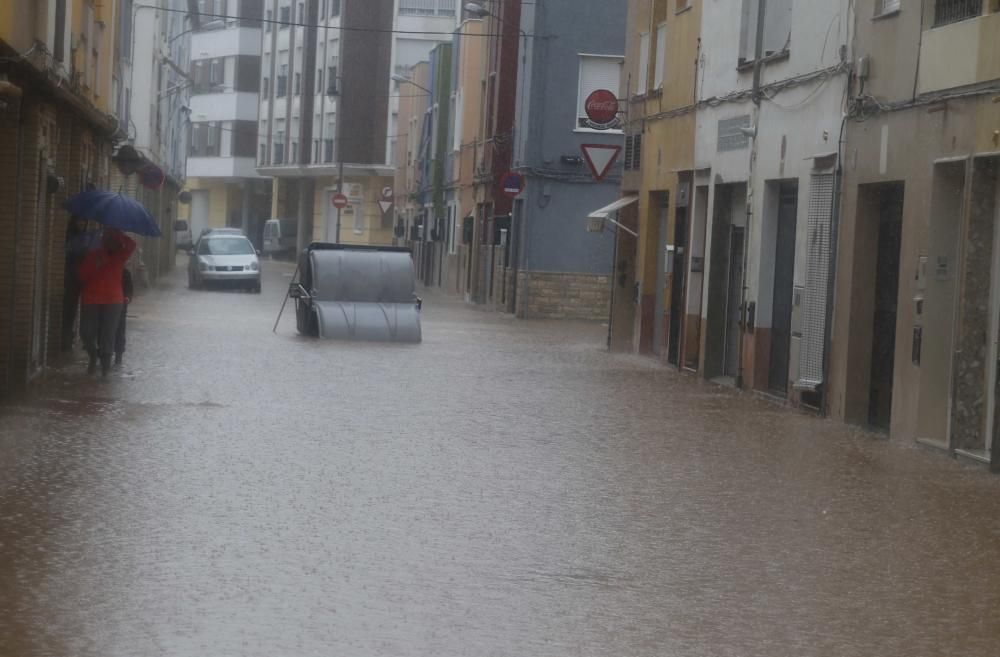 Consecuencias de la tromba de agua caída en Alzira esta pasada madrugada y esta mañana.