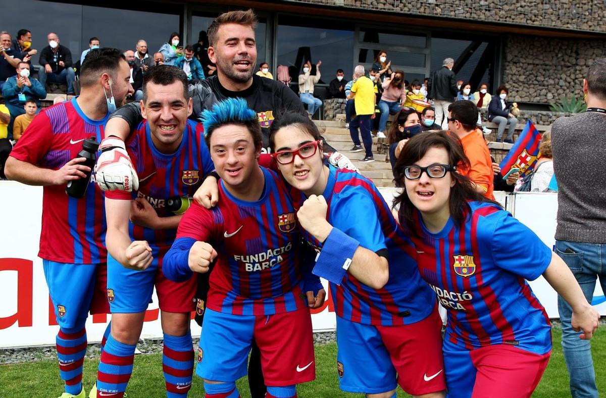 Las jugadoras y jugadores del Fundació Barça festejan su triunfo sobre Las Palmas (0-2).