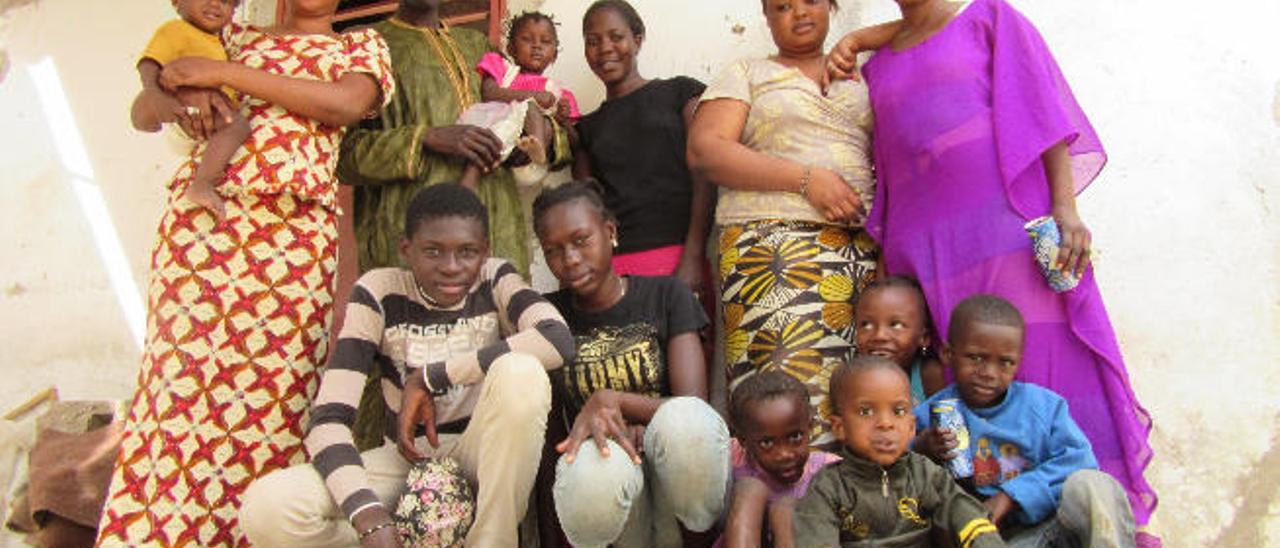 Samba Pene sostiene a la pequeña Saguinatou junto a parte de su familia, en su casa en las afueras de Dakar.