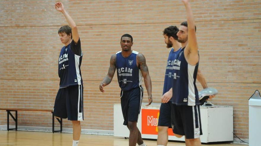 Marko Lukovic, Ovie Soko y Julen Olaizola, durante un entrenamiento.