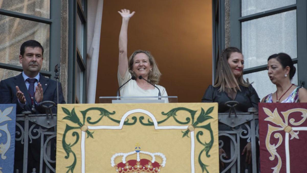 Calviño saluda desde el balcón y, a la dcha., María Barral. |   // CASTELEIRO ROLLER AGENCIA 