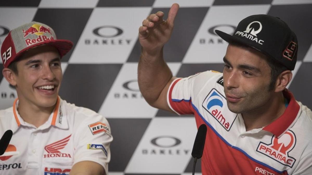 Dani Petrucci, a la derecha, bromea con Marc Márquez, con quien mantiene una buena relación, en la conferencia de prensa de Mugello.