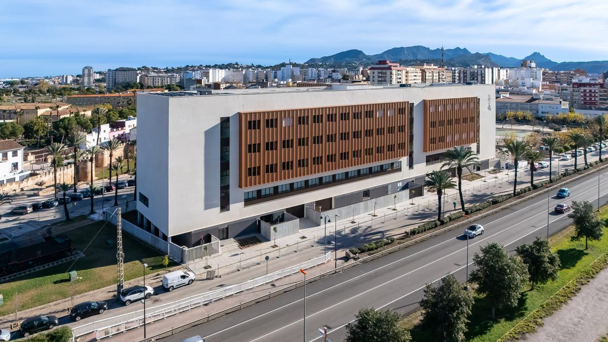 Vista área del nuevo Palacio de Justicia de Alzira, con la CV-50 en primer plano.