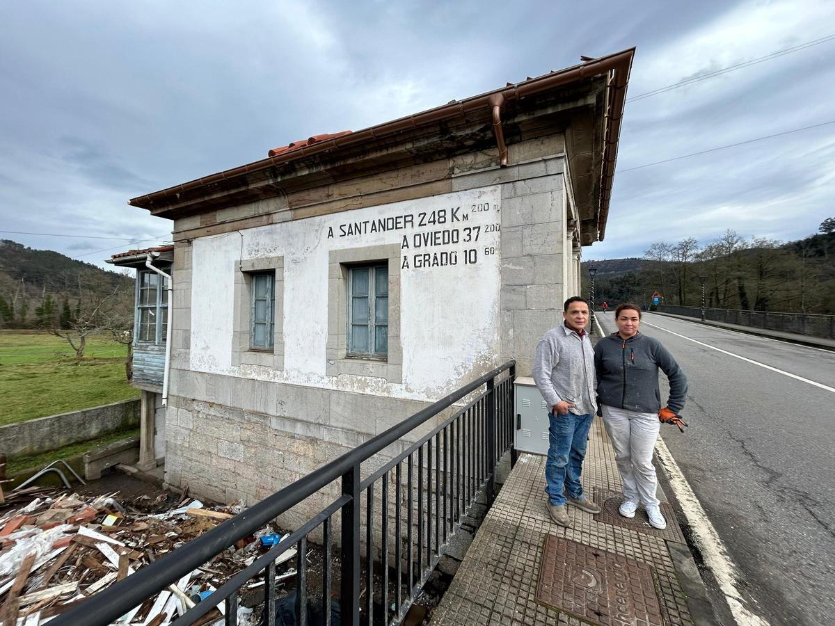 Heder Loaiza y Andrea Villada, frente a la casa de postas que están rehabilitando.