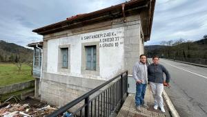 Heder Loaiza y Andrea Villada, frente a la casa de postas que están rehabilitando.